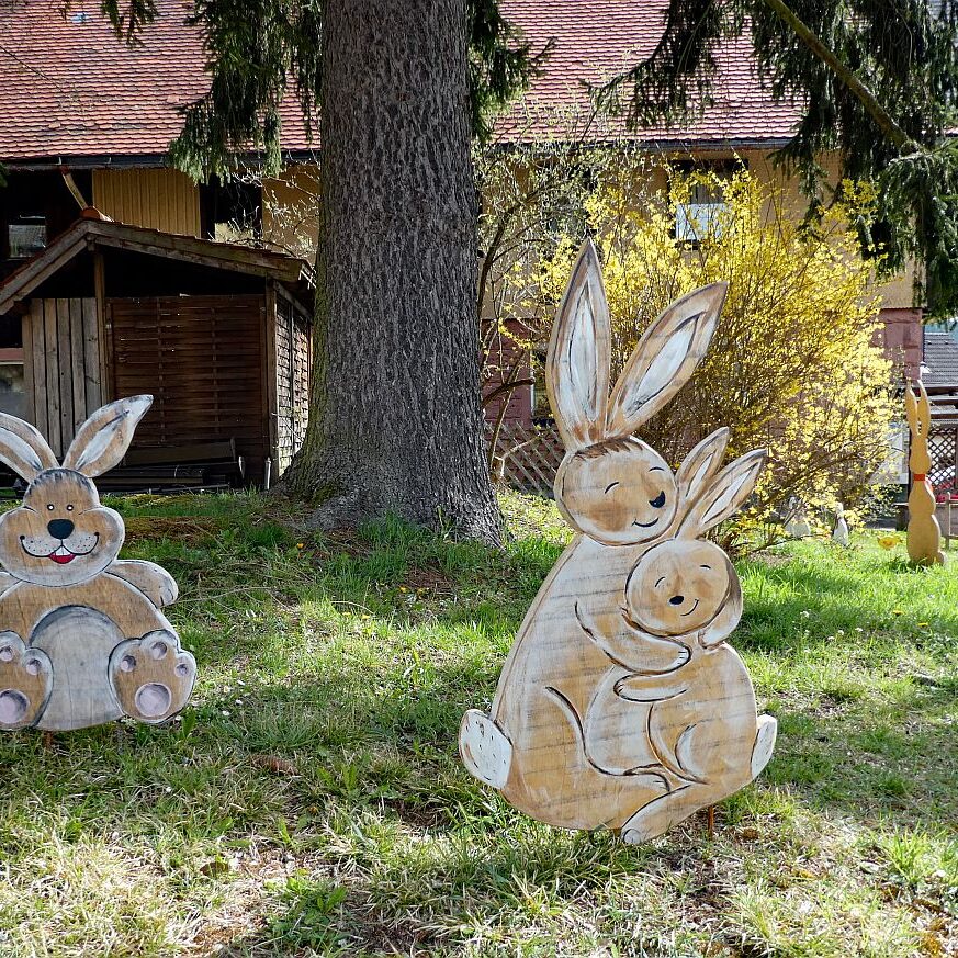Lustige Osterhasen vor dem Loewen 01