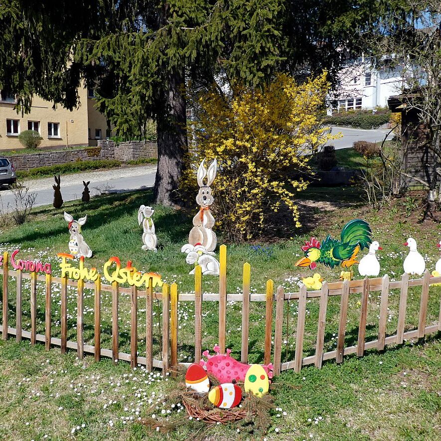 Lustige Osterhasen vor dem Loewen 02