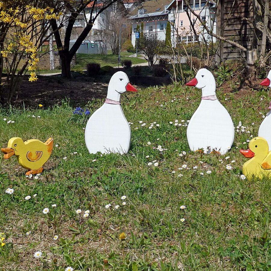 Lustige Osterhasen vor dem Loewen 03