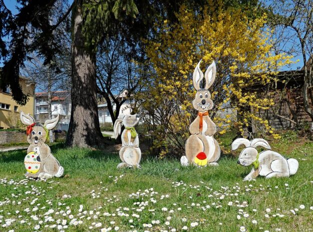 Lustige Osterhasen vor dem Loewen 04