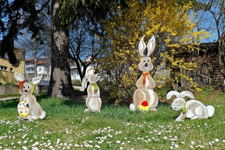 Lustige Osterhasen vor dem Loewen 04