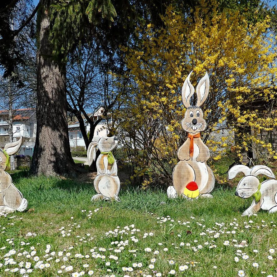 Lustige Osterhasen vor dem Loewen 04