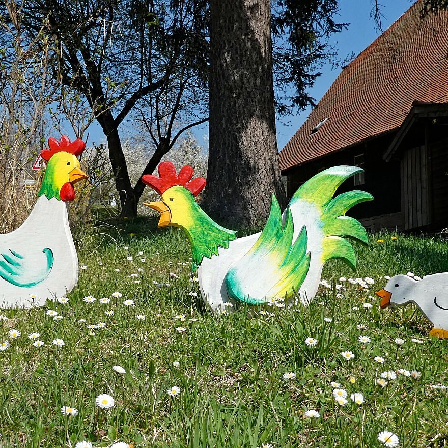 Lustige Osterhasen vor dem Loewen 05