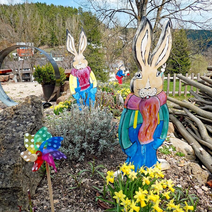 Lustige Osterhasen vor dem Loewen 07