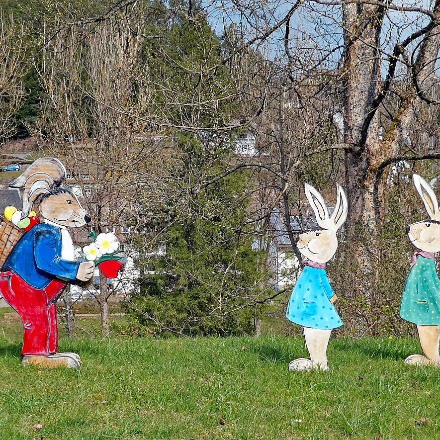 Lustige Osterhasen vor dem Loewen 09