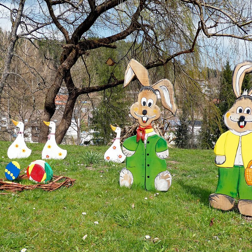 Lustige Osterhasen vor dem Loewen 10