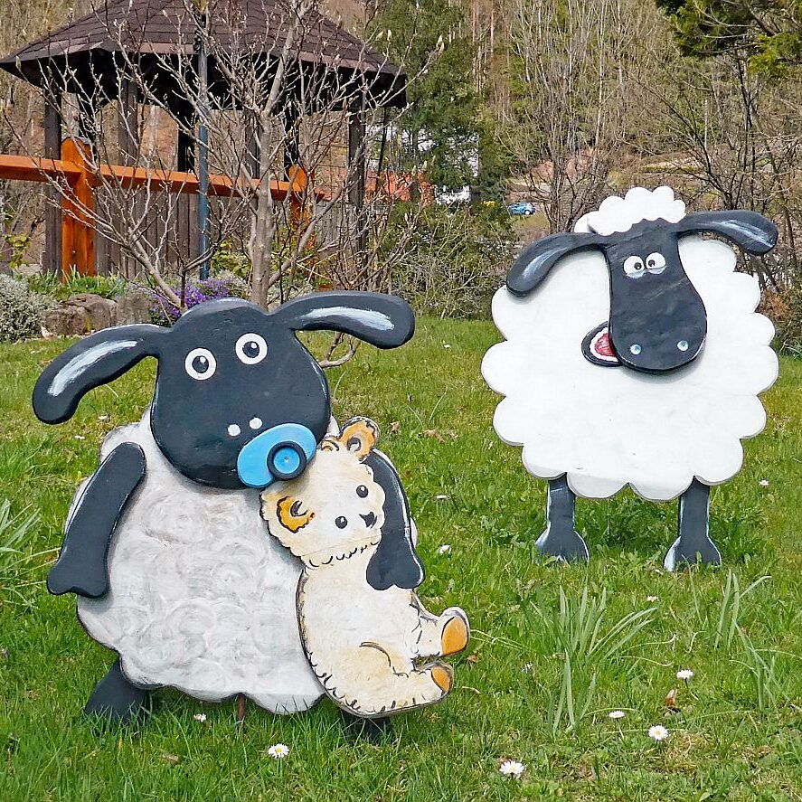 Lustige Osterhasen vor dem Loewen 11