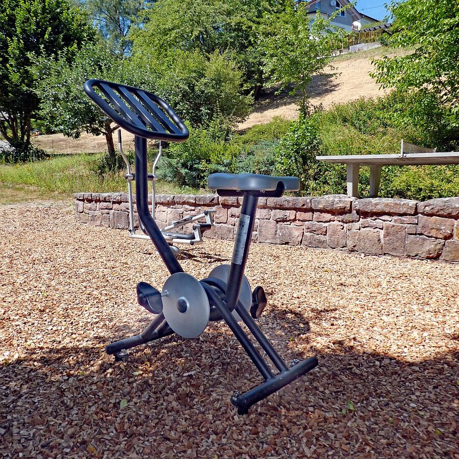 Fitnessgeraete im Minigolf 01