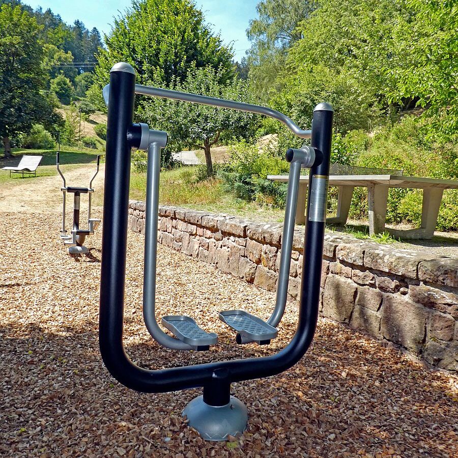 Fitnessgeraete im Minigolf 02