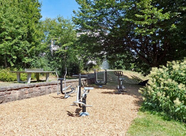 Fitnessgeraete im Minigolf 03 Fitnessgeraete im Minigolf 03