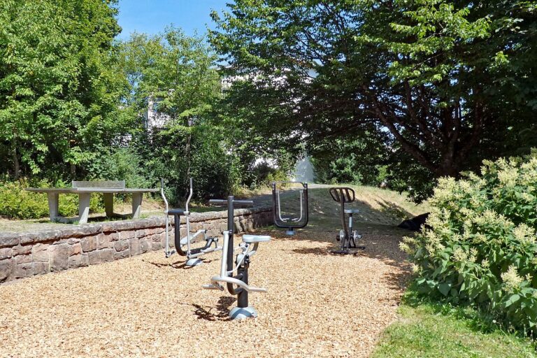 Fitnessgeraete im Minigolf 03