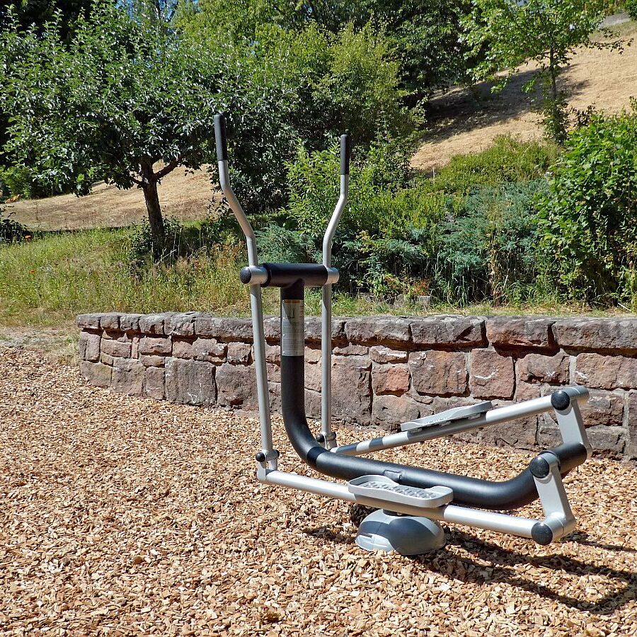 Fitnessgeraete im Minigolf 04