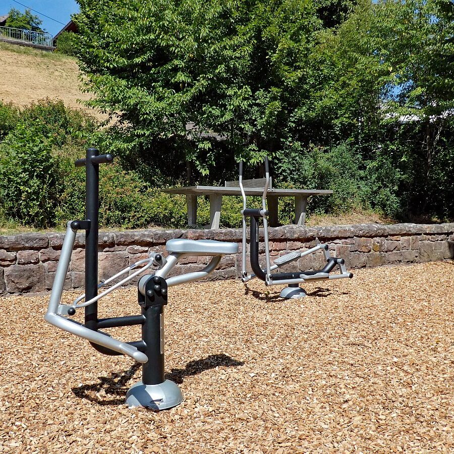 Fitnessgeraete im Minigolf 05