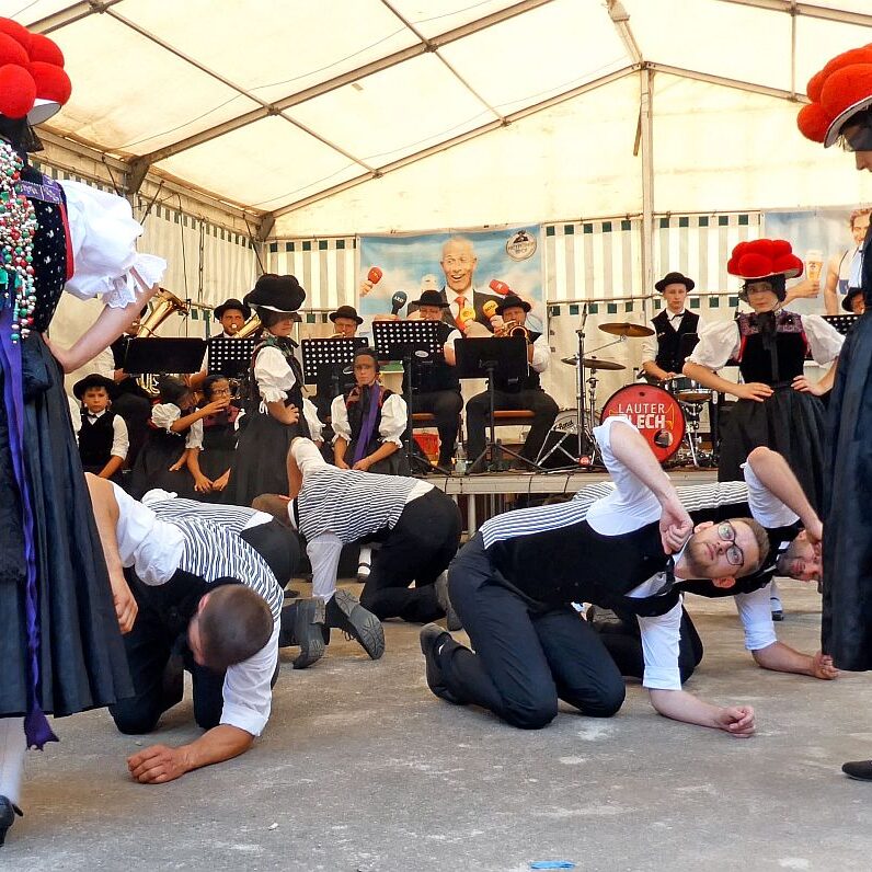 Trachtentanz mit Bollenhut in Reichbach 01