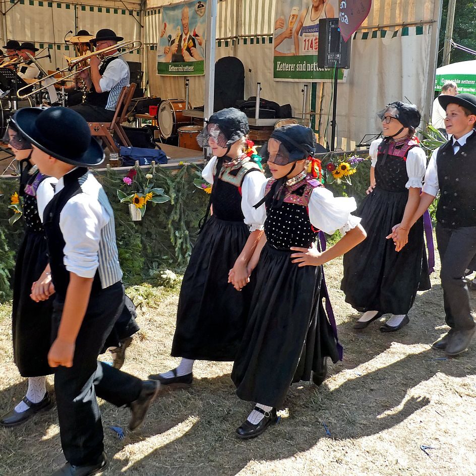 Trachtentanz mit Bollenhut in Reichbach 02