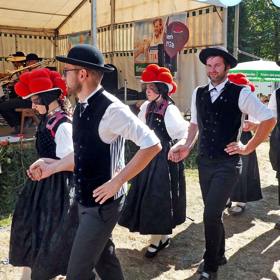 Trachtentanz mit Bollenhut in Reichbach 03