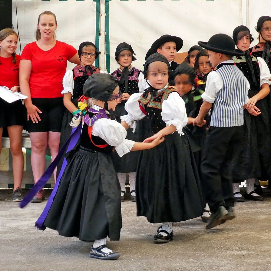Trachtentanz mit Bollenhut in Reichbach 05