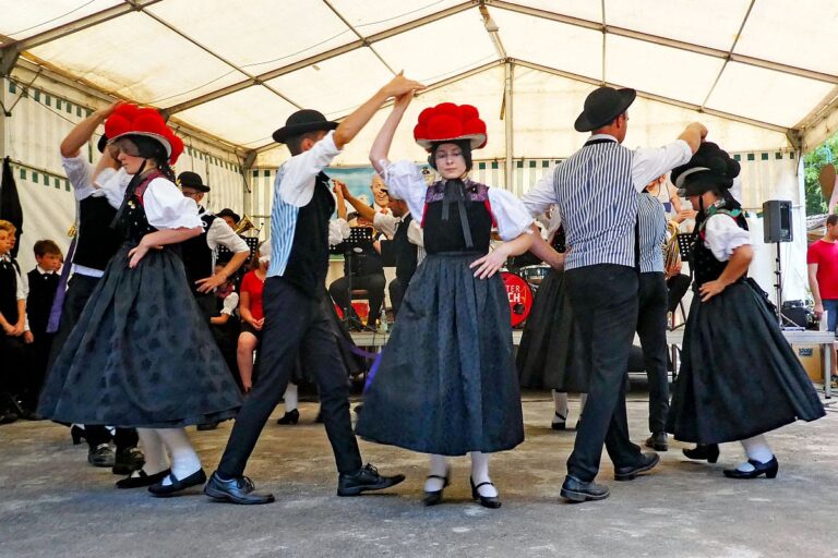 Trachtentanz mit Bollenhut in Reichbach 12