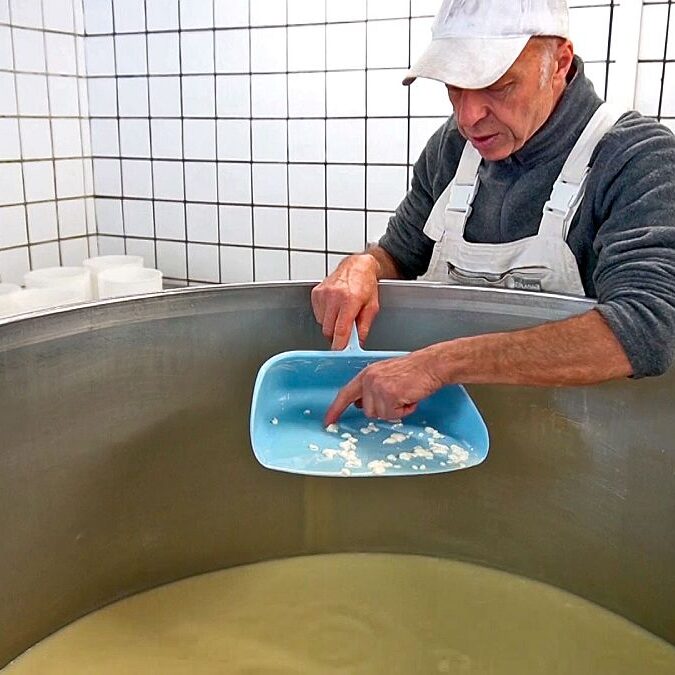 2022 letzte Kaeseproduktion auf dem Mooshof 23