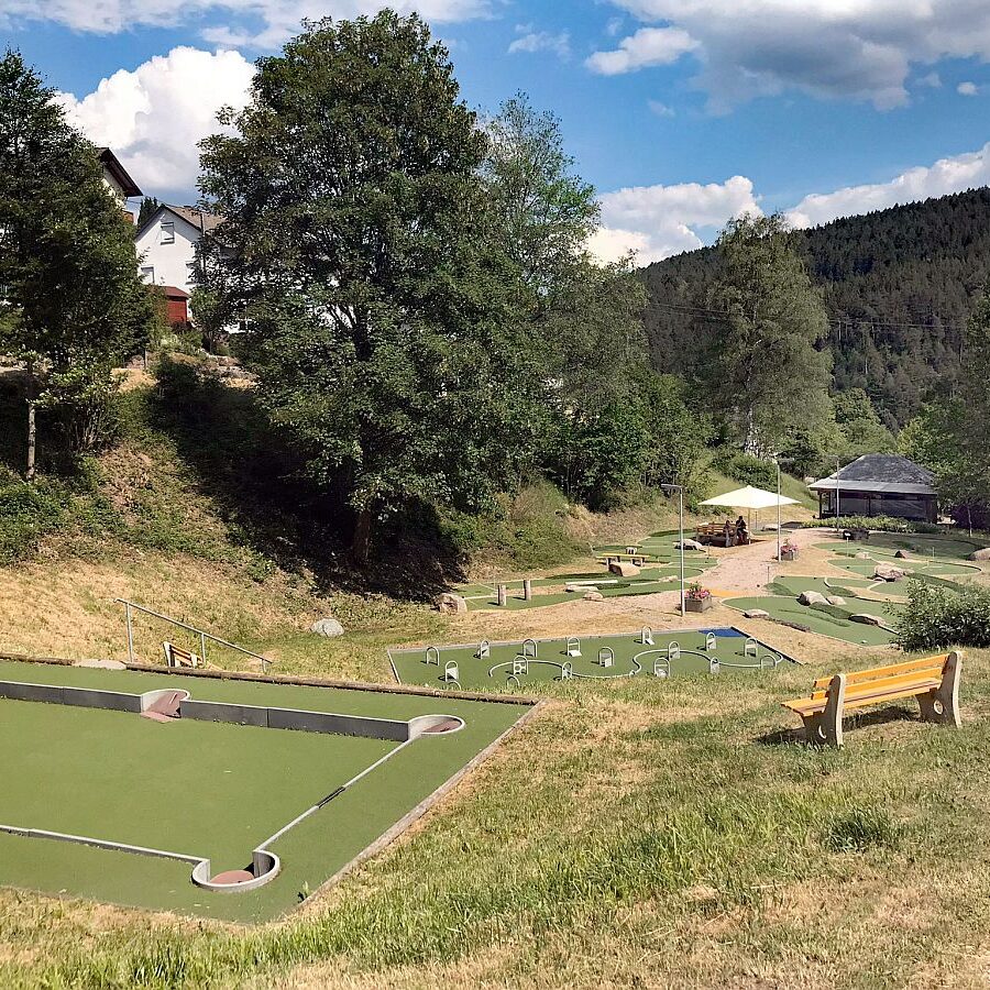 Spiellandschaft Minigolf Kiosk Tennenbronn 01
