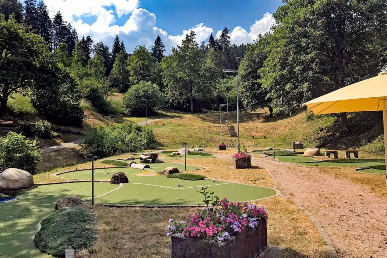 Spiellandschaft Minigolf Kiosk Tennenbronn 04