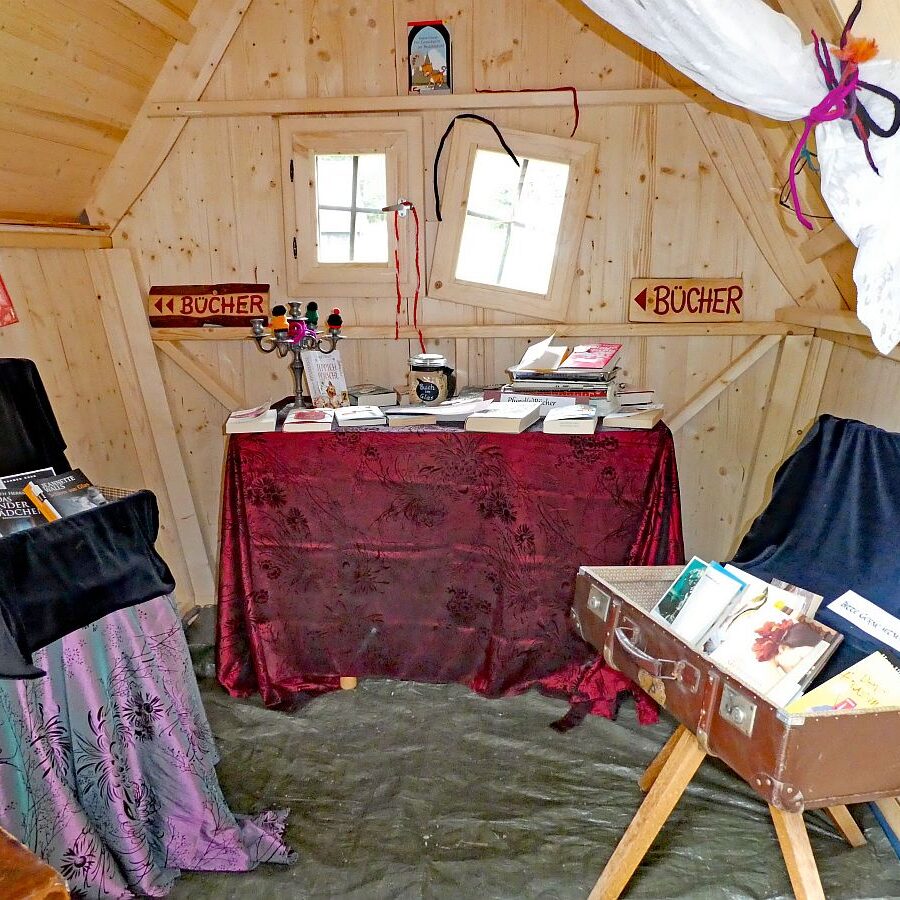 Strausse und Bücher auf dem Trombach 13